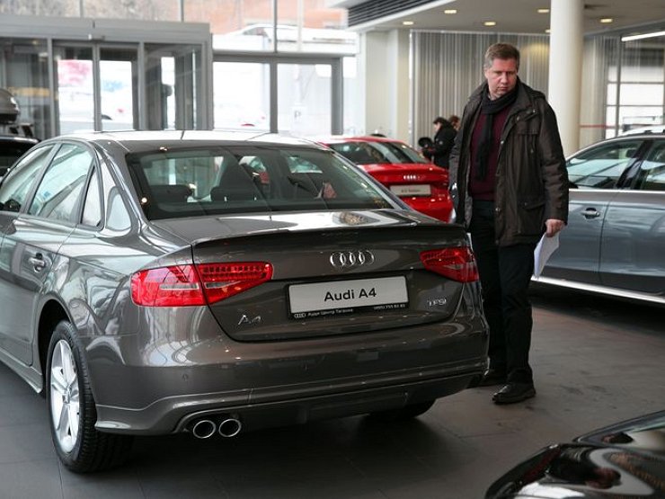 Дилеры берут за установку ковриков в бюджетные авто по 400 000 рублей