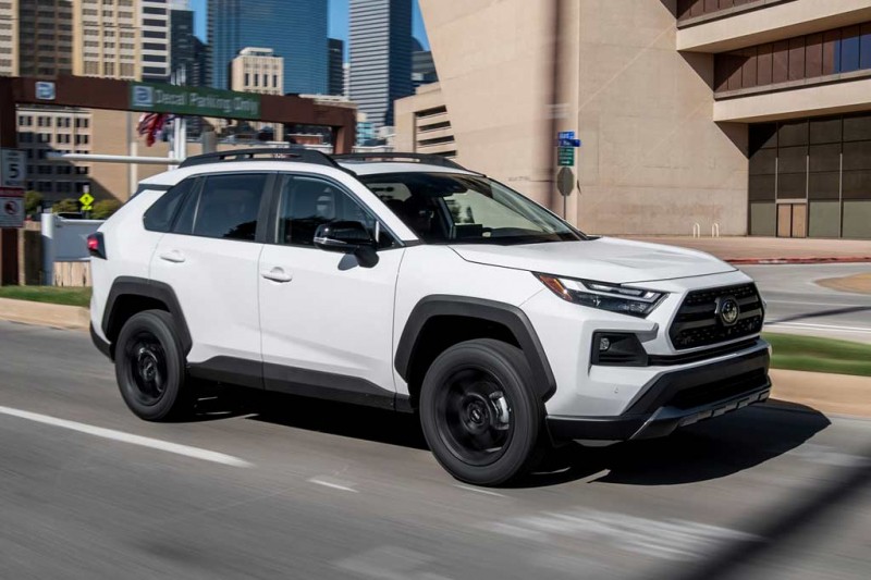 Кроссовер Toyota RAV4 2022 модельного года получил новую диодную оптику