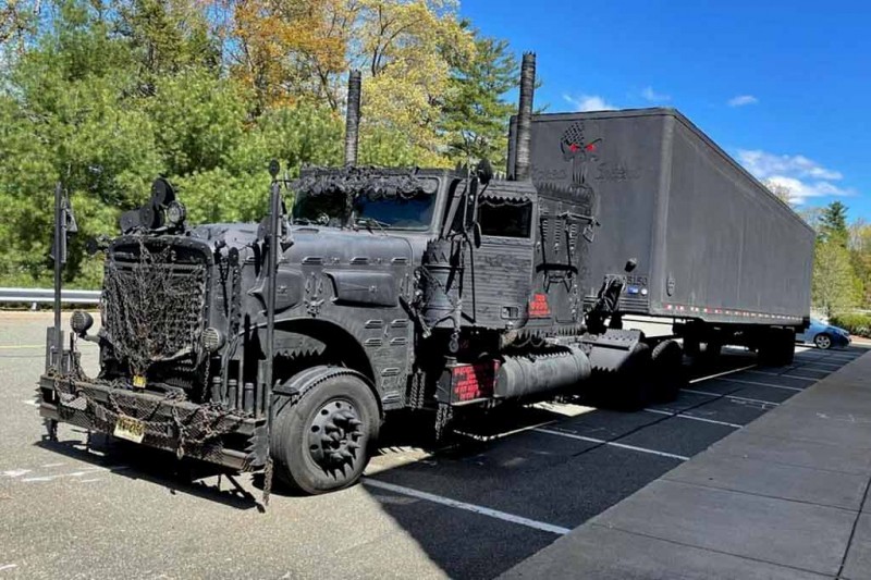 Freightliner Classic XL в стиле машин из &laquo;Безумного Макса&raquo; колесит по дорогам США