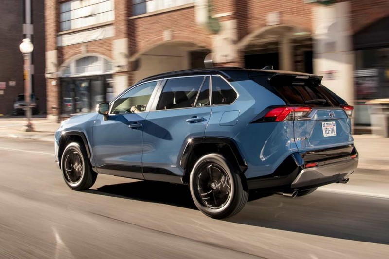 Кроссовер Toyota RAV4 2022 модельного года получил новую диодную оптику