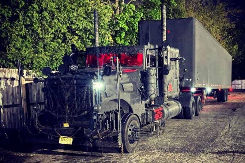 Freightliner Classic XL в стиле машин из «Безумного Макса» колесит по дорогам США