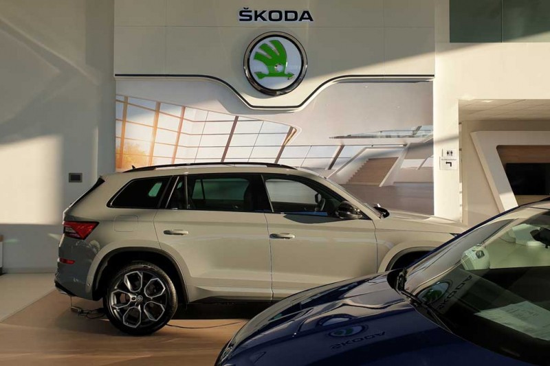 Компания Skoda пообещала наказывать российских дилеров за накрутку цен