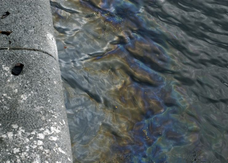 Зачем матерые водители натирают автостекла бензином