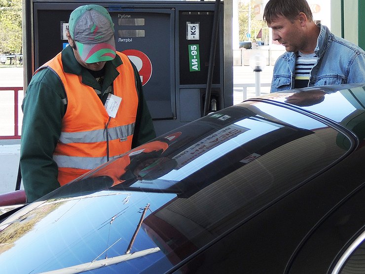 Зачем матерые водители натирают автостекла бензином