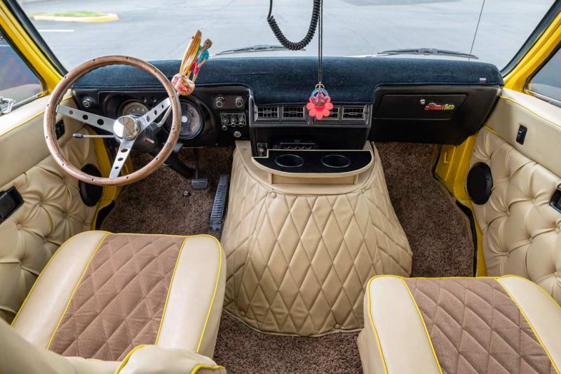 &laquo;Тусовочный&raquo; Dodge Tradesman B200 1977 года ушел с молотка за 3,0 млн рублей