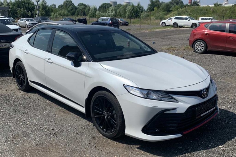 Toyota Camry GR Sport: псевдоспортивный вариант популярного седана