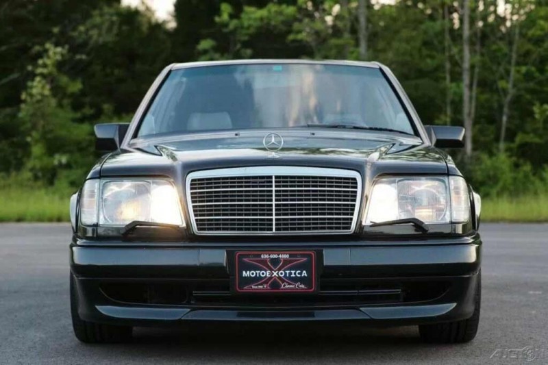 Лимитированный Mercedes 400E AMG 1993 года из Японии продали за скромную сумму