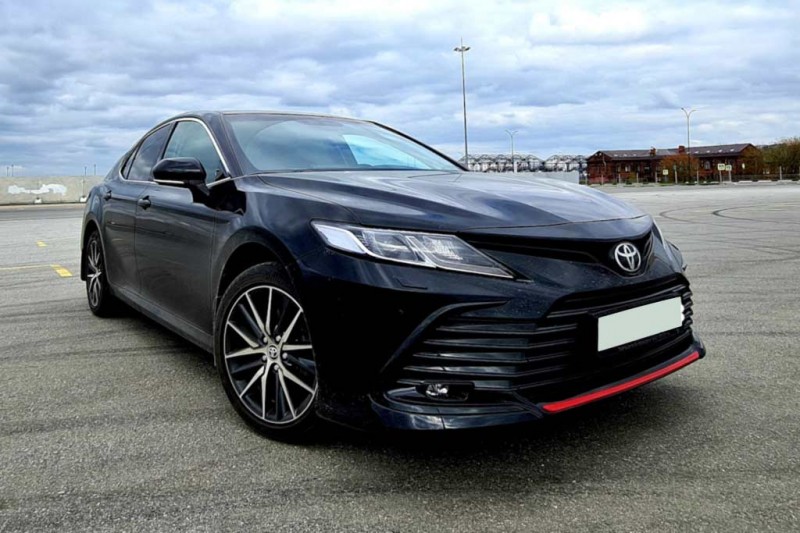 Toyota Camry GR Sport: псевдоспортивный вариант популярного седана