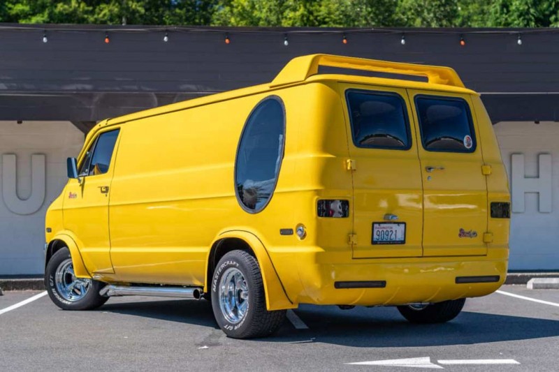 &laquo;Тусовочный&raquo; Dodge Tradesman B200 1977 года ушел с молотка за 3,0 млн рублей