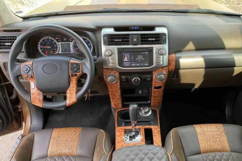 Toyota 4Runner в стиле армейского броневика продали с молотка за 2,6 млн рублей