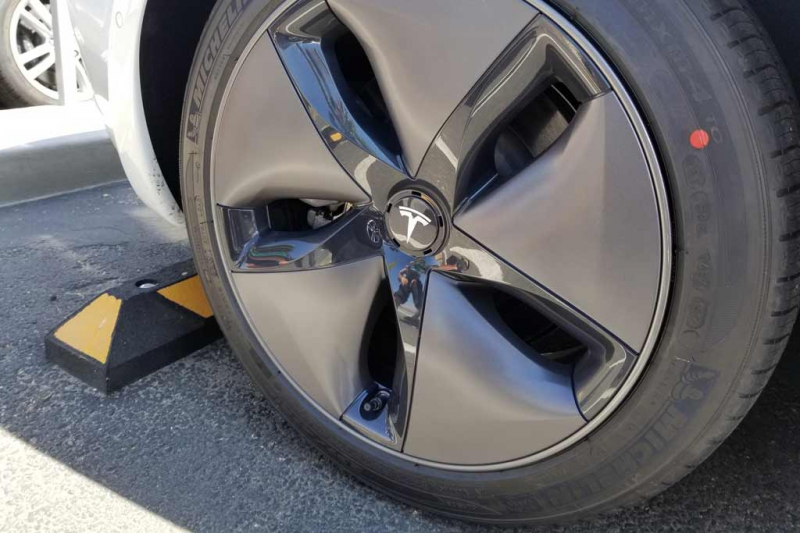 Модели Tesla научились определять износ покрышек: как это работает?