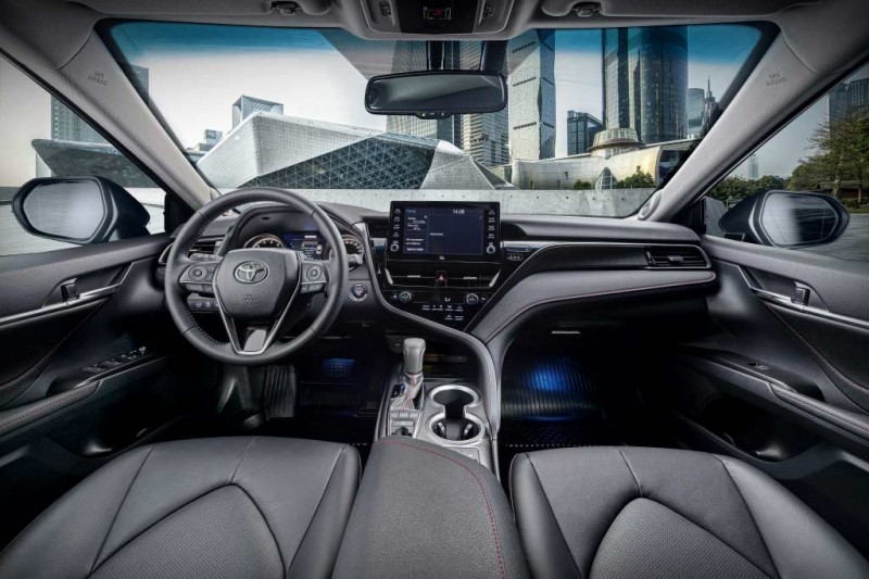 Toyota Camry GR Sport: псевдоспортивный вариант популярного седана