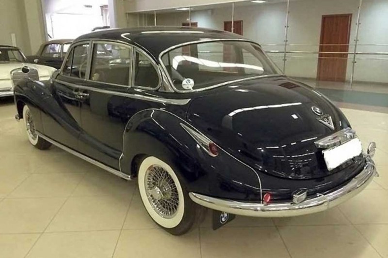 BMW за 22 млн рублей: в продаже классический седан 502 1960 года