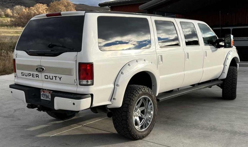 Шестидверный внедорожник на базе пикапа Ford F-250 пустят с молотка
