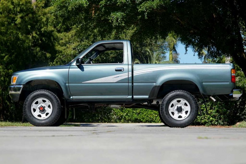 Toyota Hilux 1993 года: необычная &laquo;капсула времени&raquo; с пробегом всего 150 км