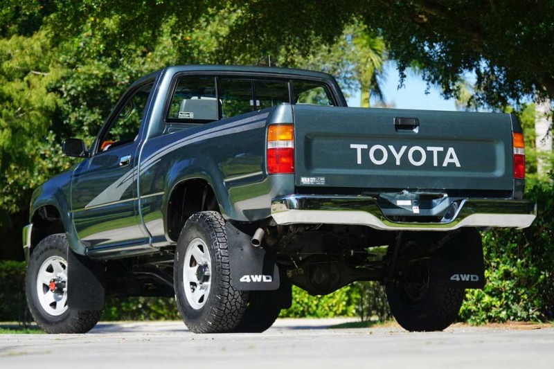 Toyota Hilux 1993 года: необычная &laquo;капсула времени&raquo; с пробегом всего 150 км