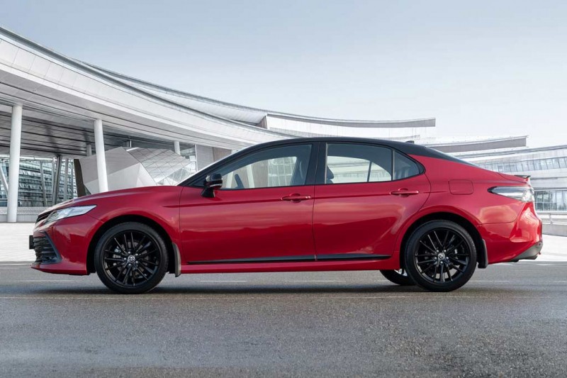 Toyota Camry GR Sport: псевдоспортивный вариант популярного седана