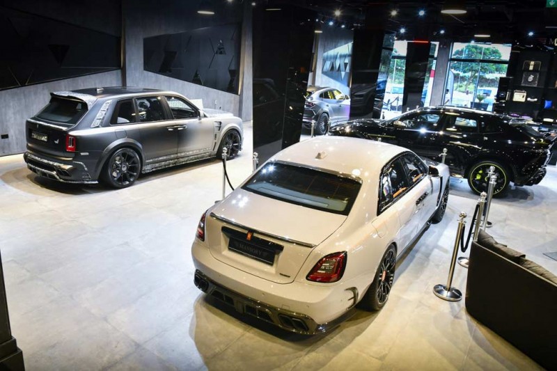 К открытию бутика Mansory в ОАЭ тюнеры подготовили спецверсии люксовых SUV 8 К открытию бутика Mansory в ОАЭ тюнеры подготовили спецверсии люксовых SUV