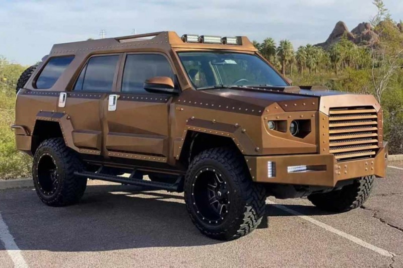 Toyota 4Runner в стиле армейского броневика продали с молотка за 2,6 млн рублей