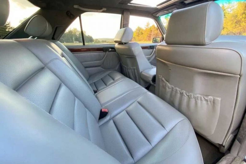 Лимитированный Mercedes 400E AMG 1993 года из Японии продали за скромную сумму