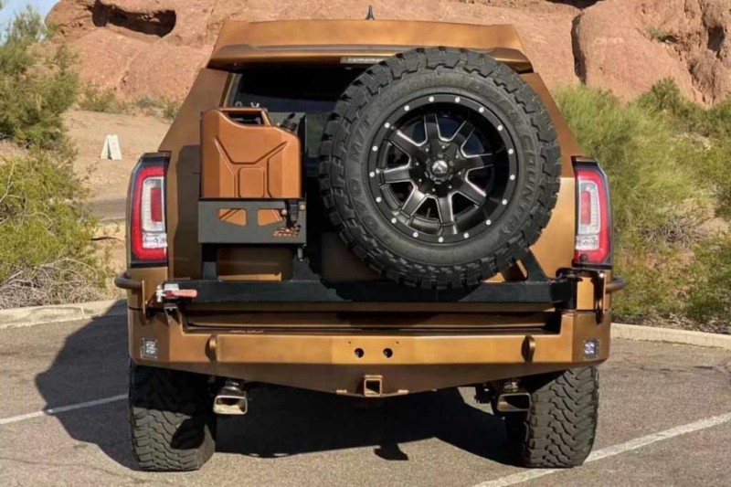Toyota 4Runner в стиле армейского броневика продали с молотка за 2,6 млн рублей