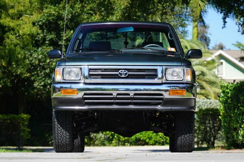 Toyota Hilux 1993 года: необычная &laquo;капсула времени&raquo; с пробегом всего 150 км