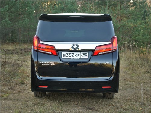 Toyota Alphard: зачем менять то, что идеально?