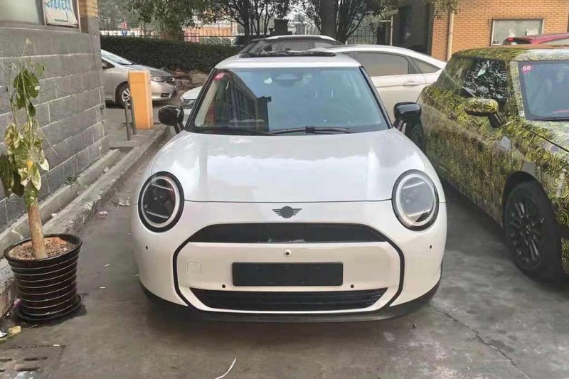 Фотошпионы рассекретили дизайн нового MINI Cooper 2023 задолго до премьеры