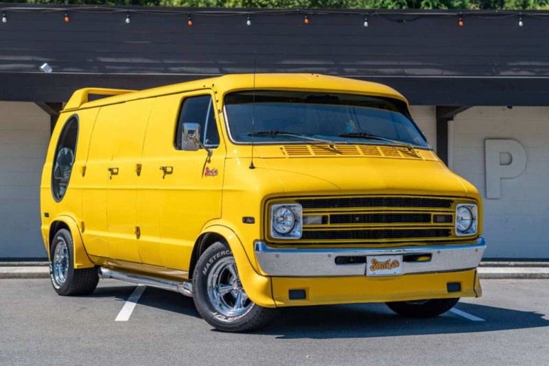 «Тусовочный» Dodge Tradesman B200 1977 года ушел с молотка за 3,0 млн рублей