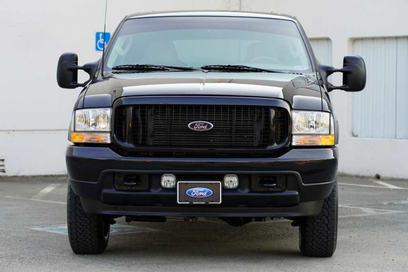 За старый внедорожник Ford Excursion Limited 2003 кто-то выложил $100 000