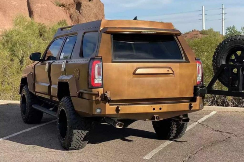 Toyota 4Runner в стиле армейского броневика продали с молотка за 2,6 млн рублей