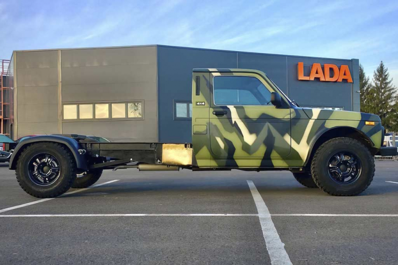 Классический внедорожник Lada Niva переделали в компактный тягач