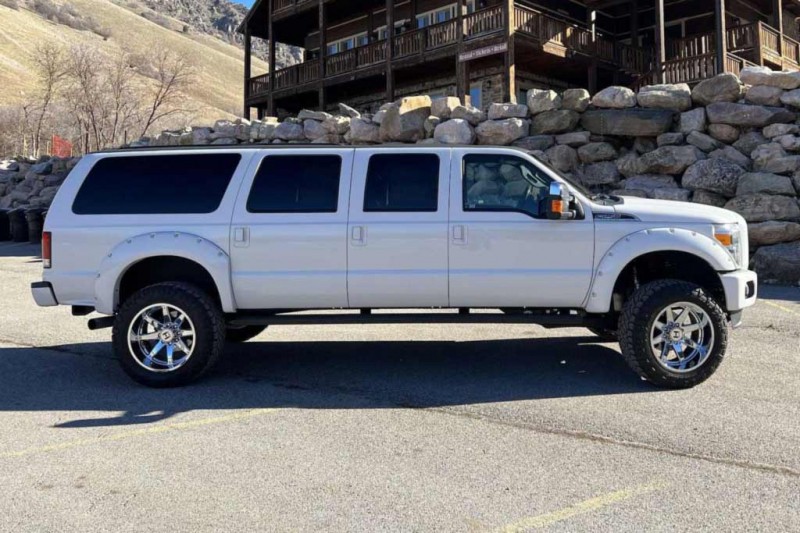 Шестидверный внедорожник на базе пикапа Ford F-250 пустят с молотка