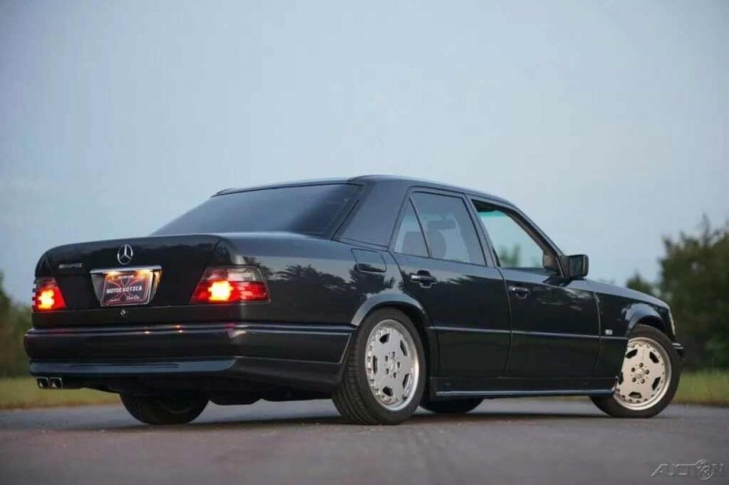 Лимитированный Mercedes 400E AMG 1993 года из Японии продали за скромную сумму