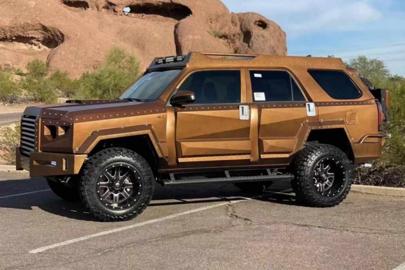Toyota 4Runner в стиле армейского броневика продали с молотка за 2,6 млн рублей
