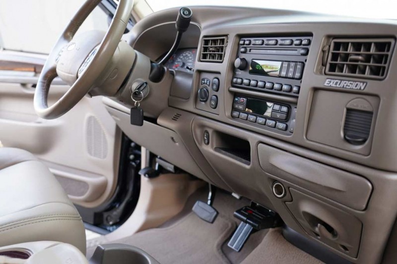За старый внедорожник Ford Excursion Limited 2003 кто-то выложил $100 000