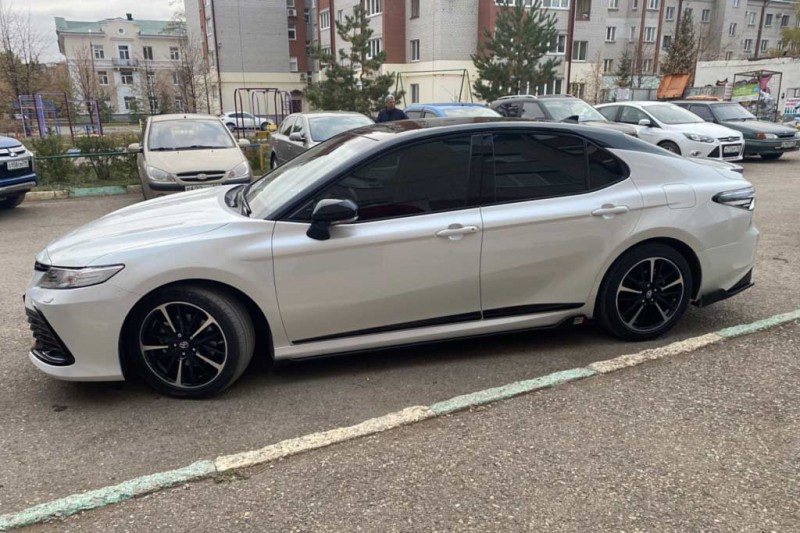 Toyota Camry GR Sport: псевдоспортивный вариант популярного седана