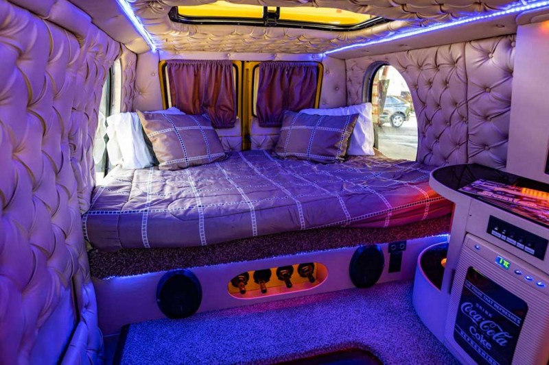 &laquo;Тусовочный&raquo; Dodge Tradesman B200 1977 года ушел с молотка за 3,0 млн рублей