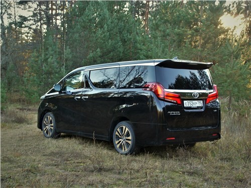 Toyota Alphard: зачем менять то, что идеально?