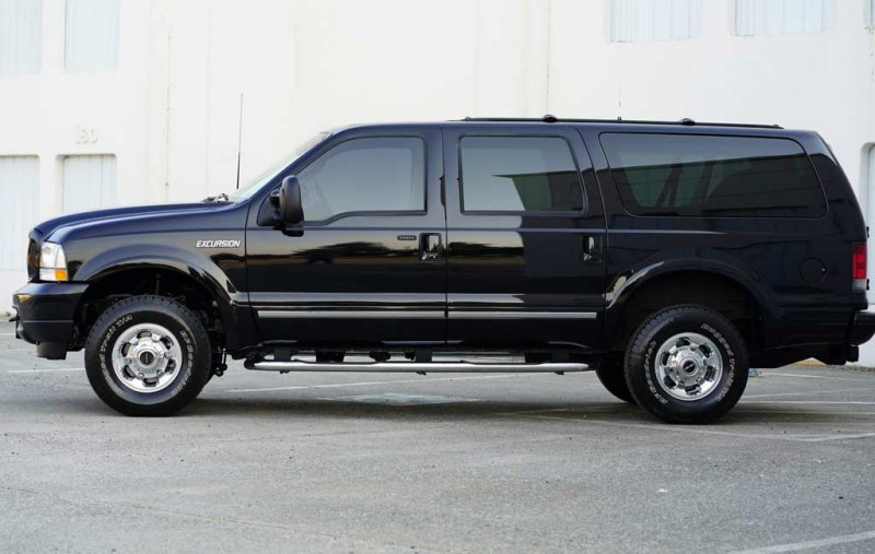 За старый внедорожник Ford Excursion Limited 2003 кто-то выложил $100 000