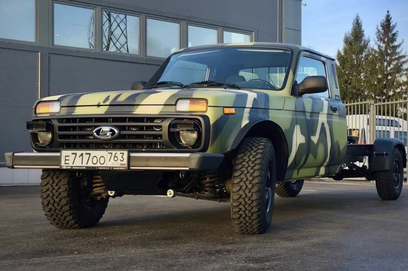 Классический внедорожник Lada Niva переделали в компактный тягач