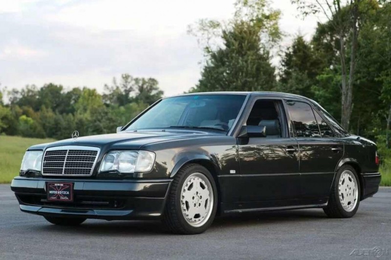 Лимитированный Mercedes 400E AMG 1993 года из Японии продали за скромную сумму