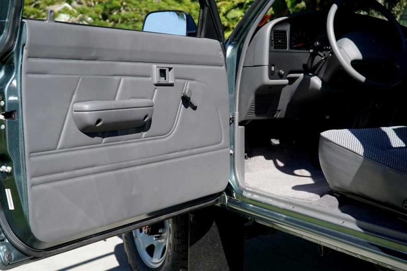 Toyota Hilux 1993 года: необычная &laquo;капсула времени&raquo; с пробегом всего 150 км