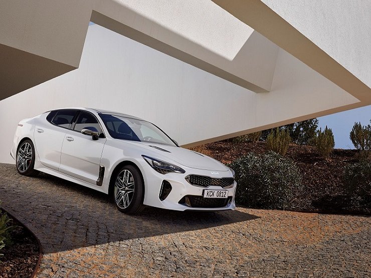 В России начали принимать заказы на «умный» Kia Stinger