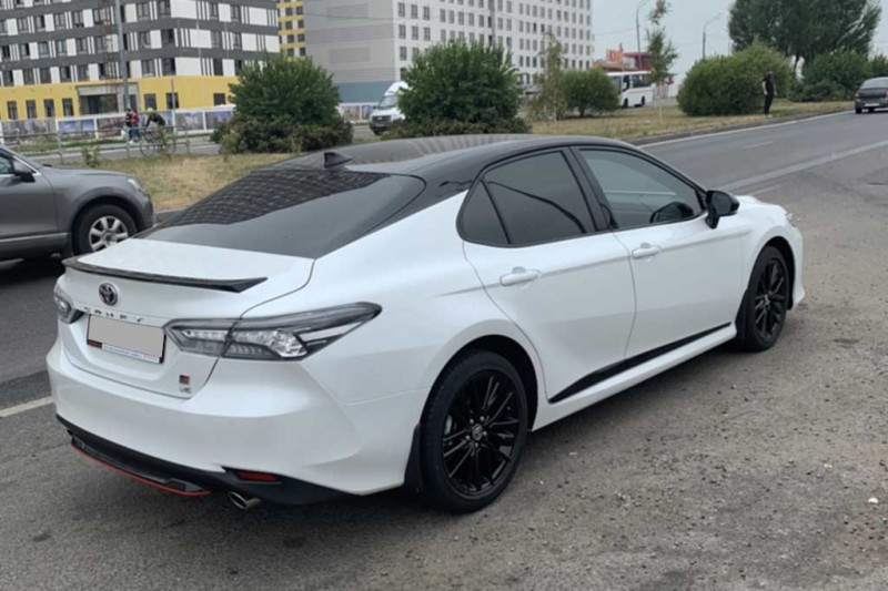 Toyota Camry GR Sport: псевдоспортивный вариант популярного седана