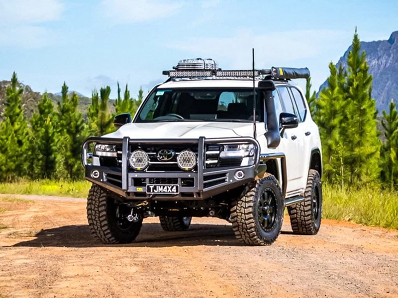 Ателье TJM прокачало Land Cruiser для серьезного бездорожья