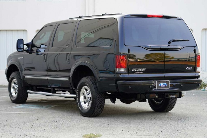 За старый внедорожник Ford Excursion Limited 2003 кто-то выложил $100 000
