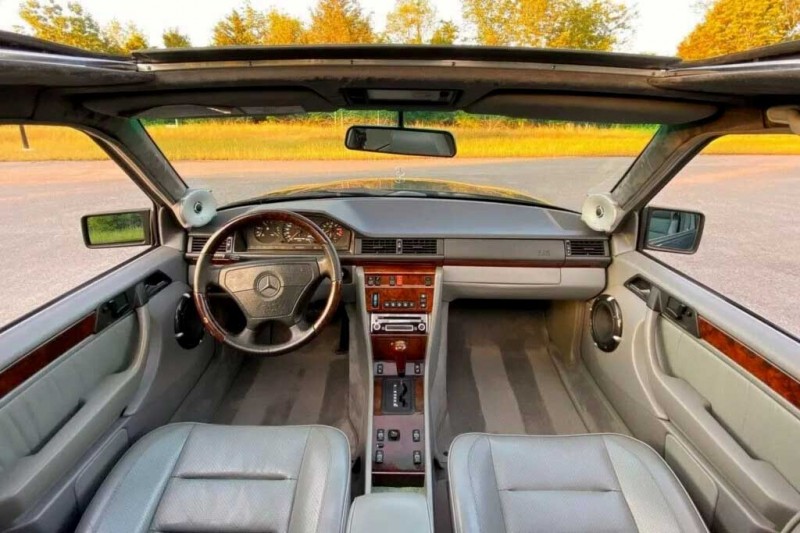 Лимитированный Mercedes 400E AMG 1993 года из Японии продали за скромную сумму