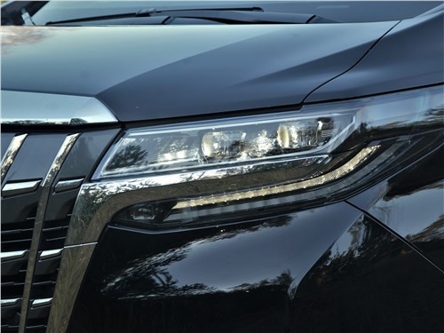 Toyota Alphard: зачем менять то, что идеально?