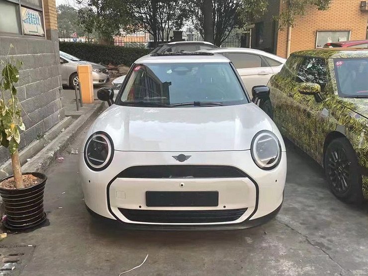 MINI Cooper четвертого поколения рассекретили за год до премьеры